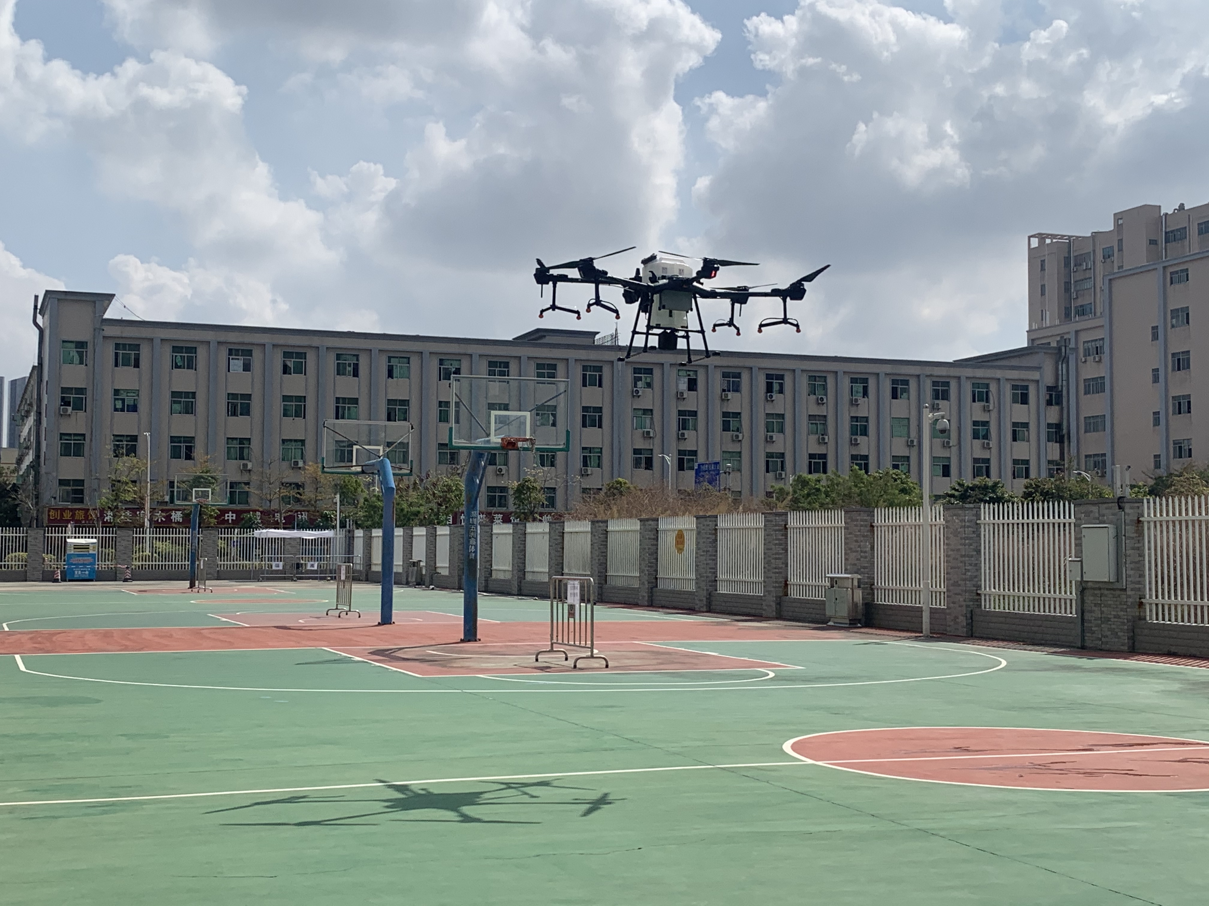 1589452571025032793.jpg 无人机在松岗车辆段消杀.jpg