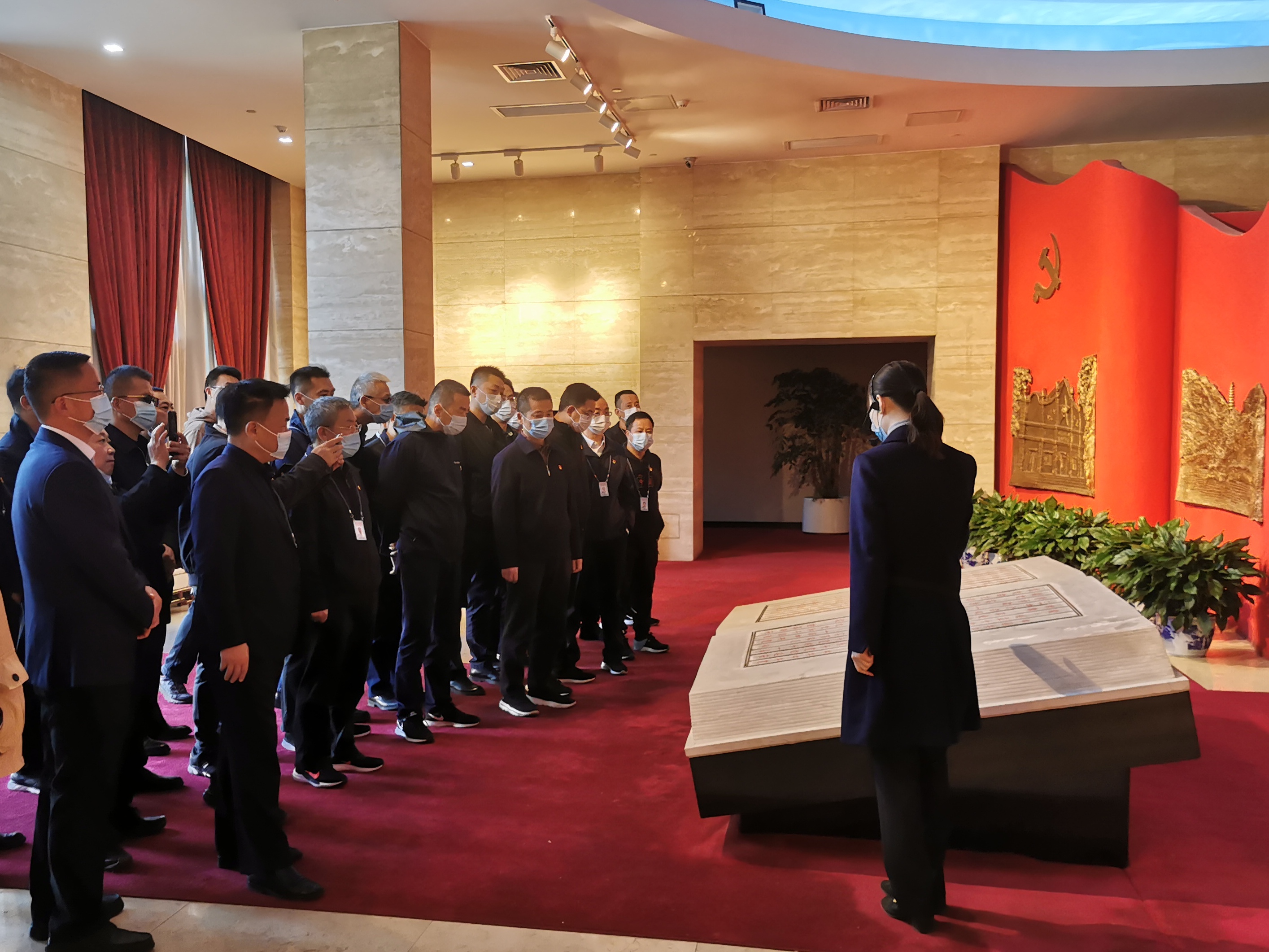 1623203917657023814.jpg 学员在中共中央党校校史馆参观学习.jpg