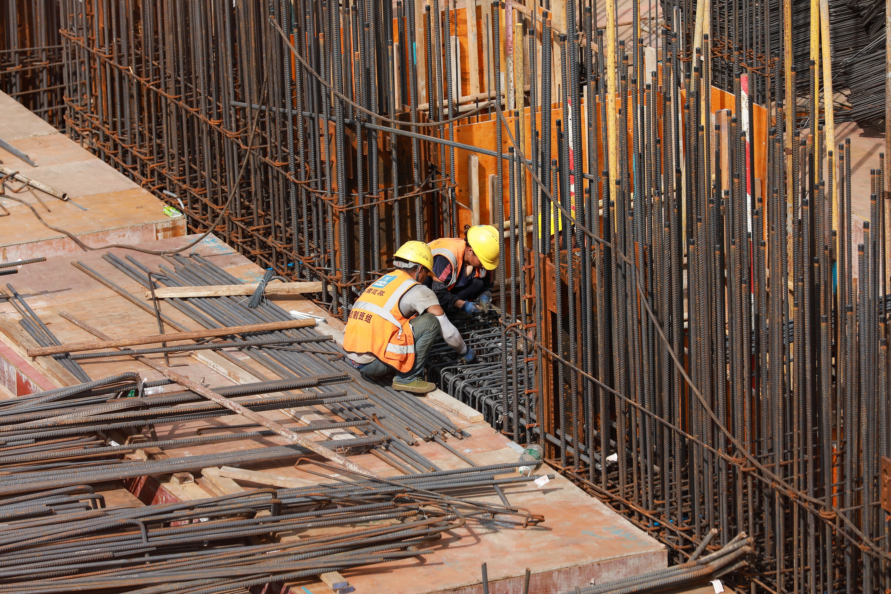 1635400926893008998.jpg 1.工人正在前海综合交通枢纽项目工地加紧施工.jpg