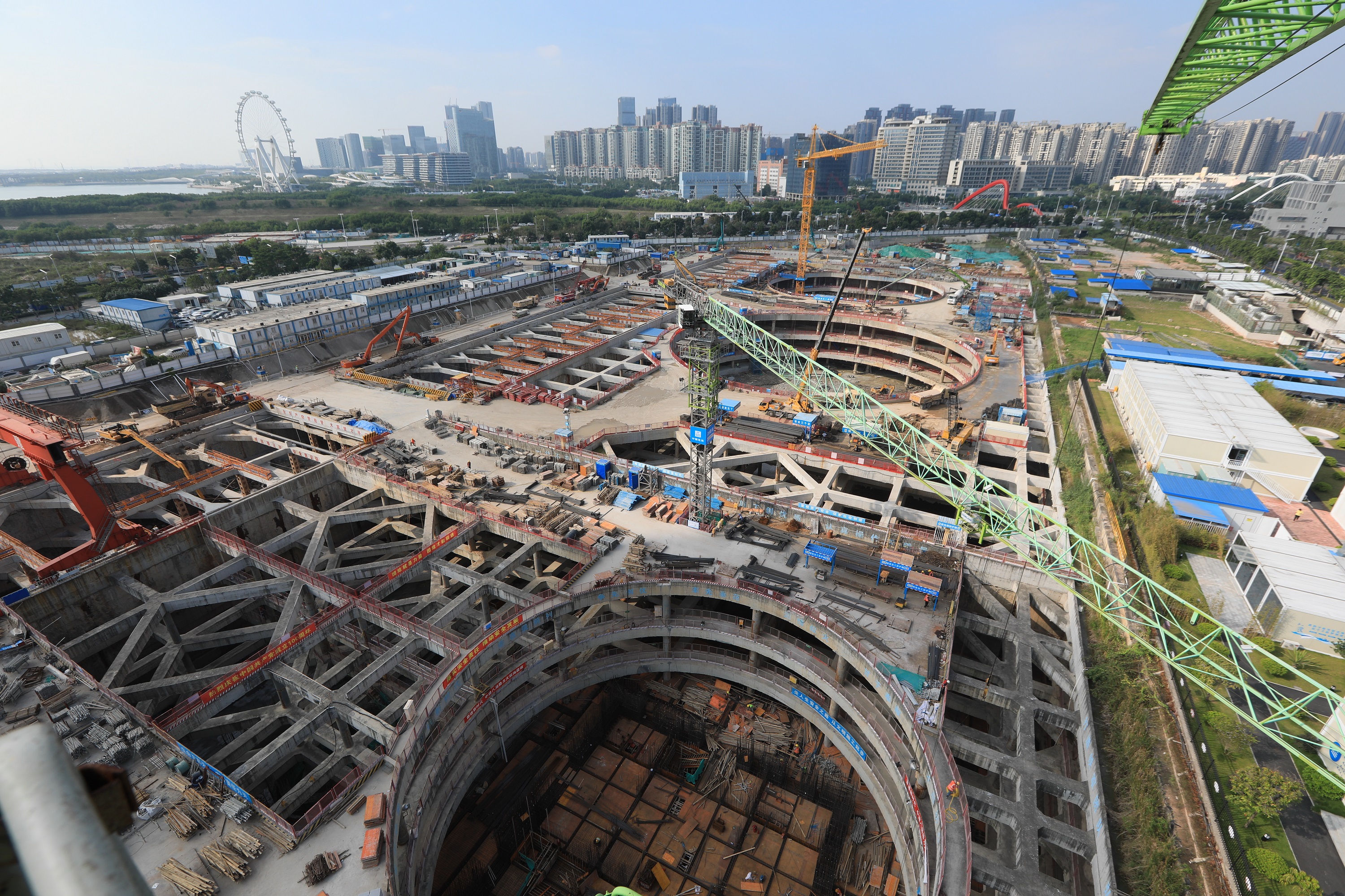 1635400958368048684.jpg 3.正在建设的前海综合交通枢纽工地全景.jpg