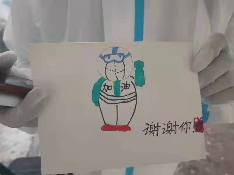 1647833642022057455.jpg 居民小朋友们给志愿者送上的暖心贺卡.jpg