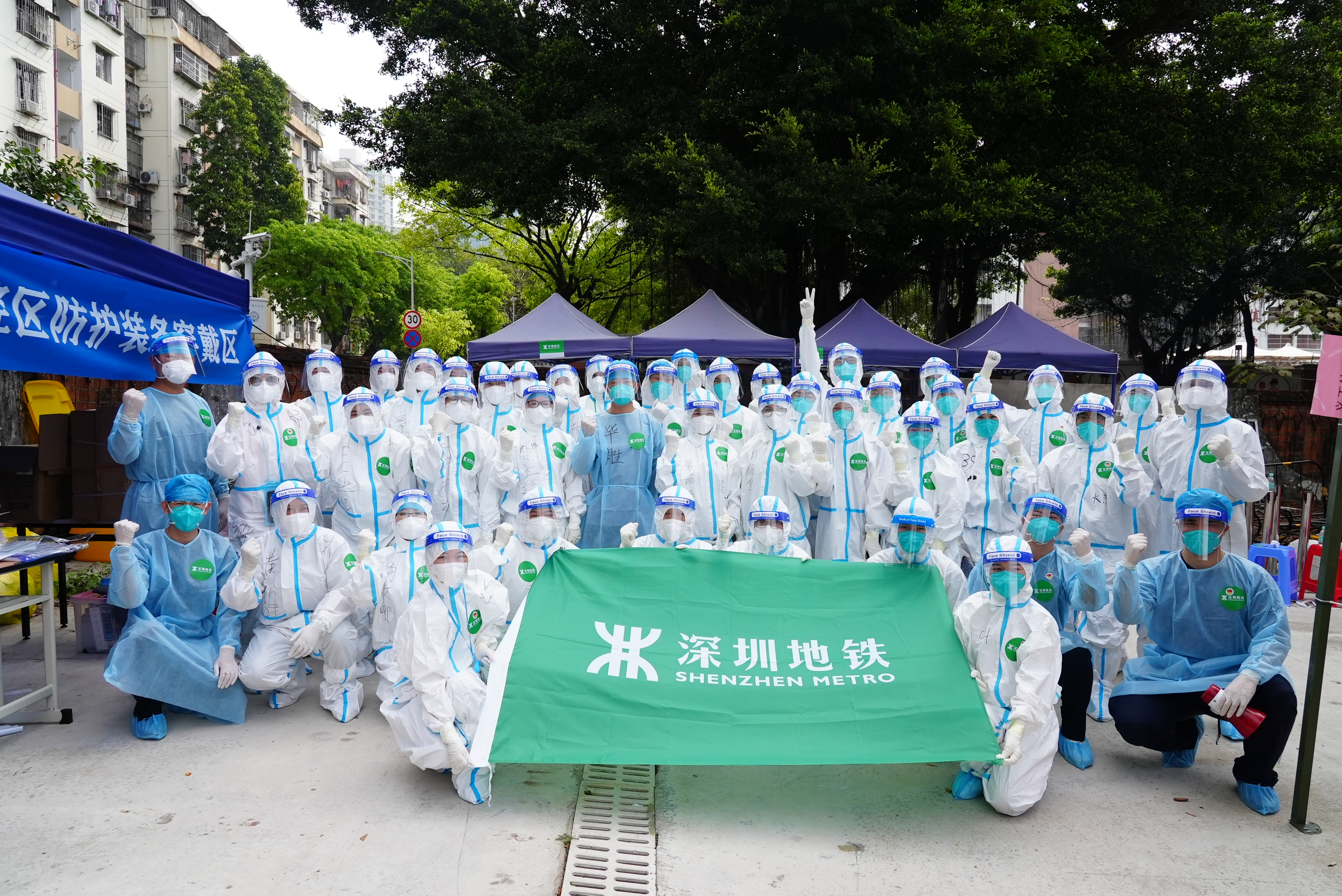 1647852481433088559.jpg “ONEPay
蓝”变身抗疫“大白”守护社区防疫“前沿阵地”.jpg