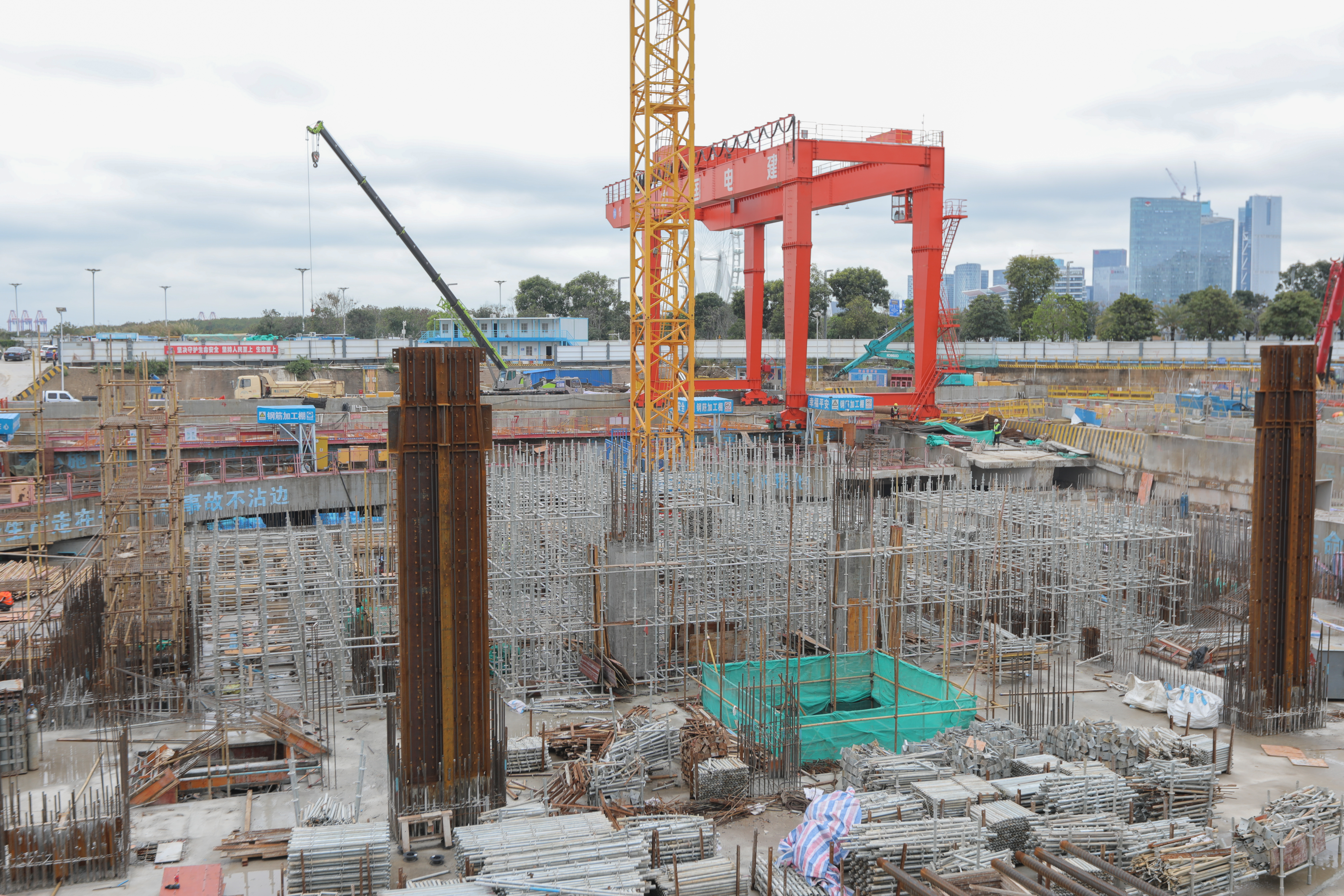 1648776183475035484.jpg 4.前海综合交通枢纽建设中。.jpg