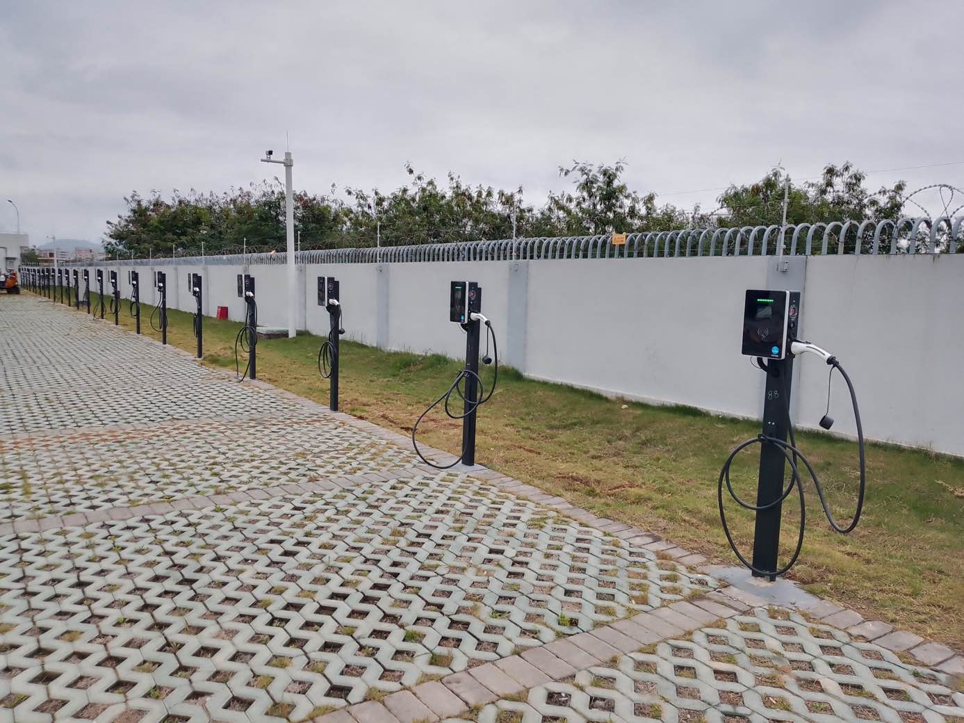 1676443788746004198.jpg 充电桩场景图.jpg