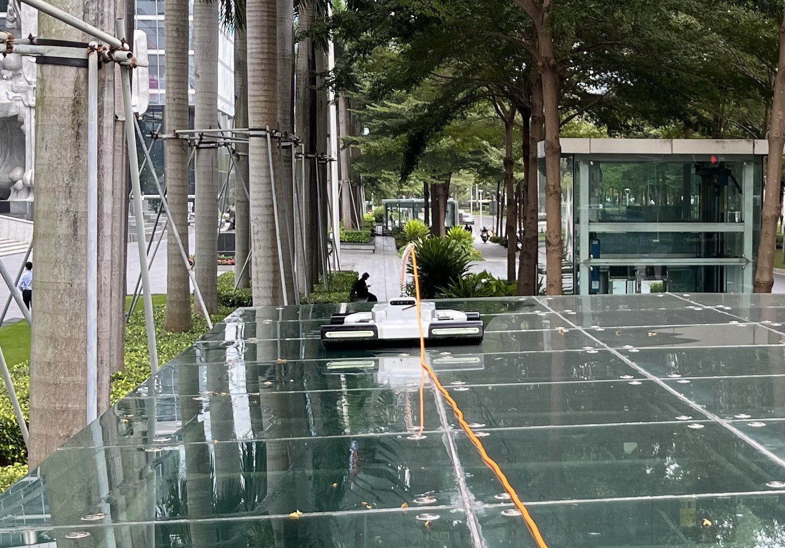 1709901244932080345.jpg 顶棚清洁机器人.jpg