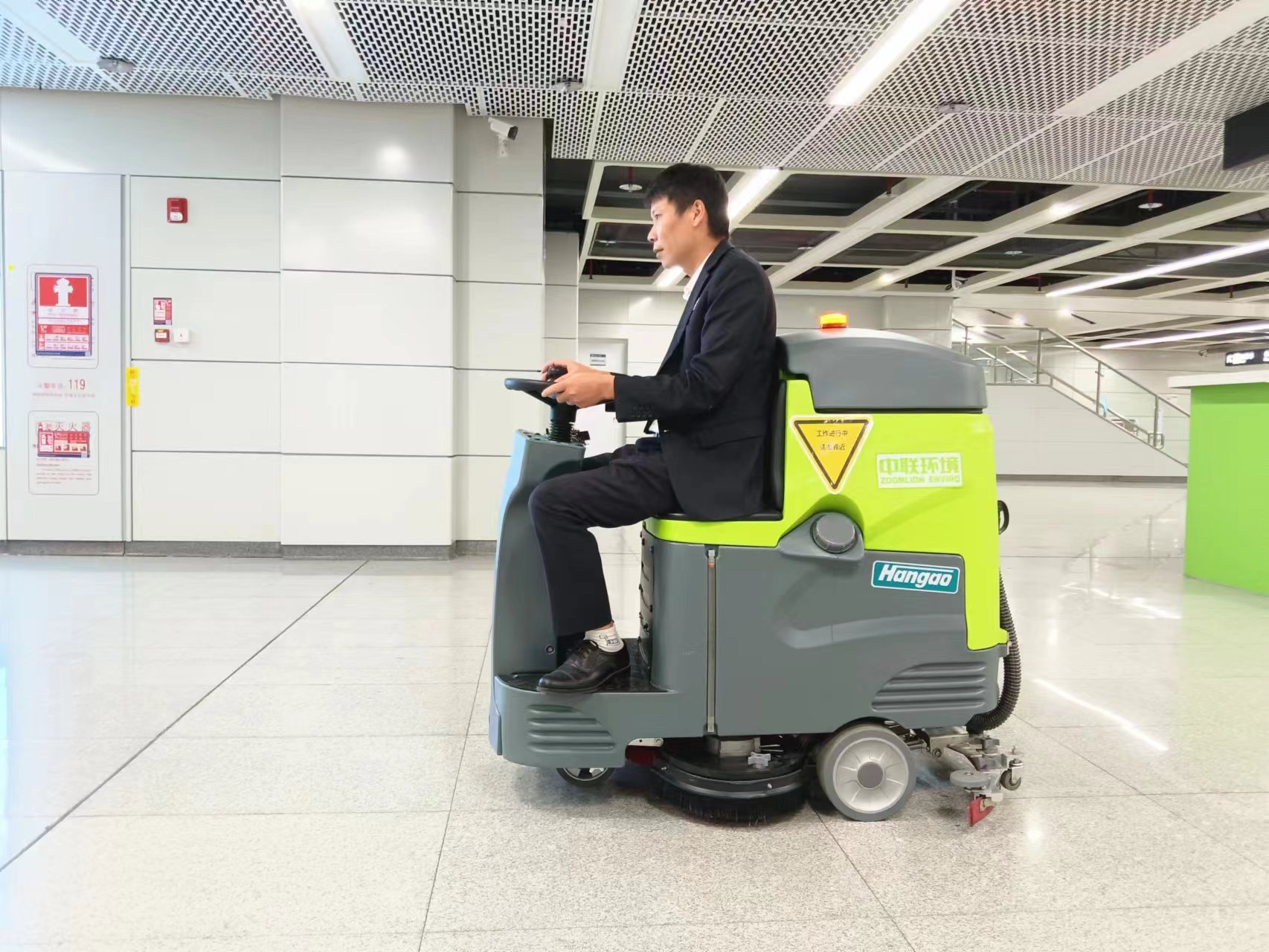 1709901252507016723.jpg 工作人员操作扫地机.jpg
