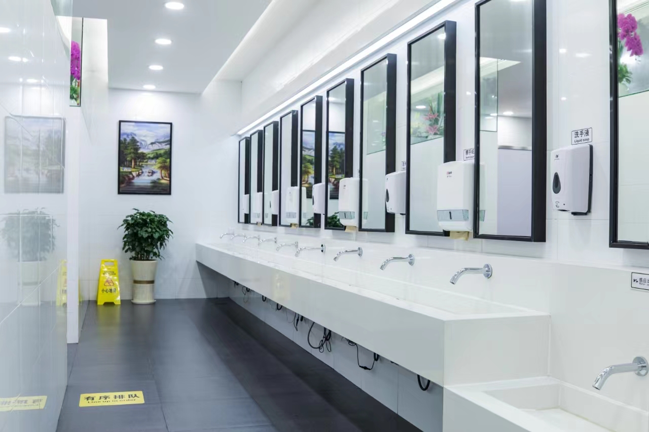 1709901458052048955.jpg 北站8号公厕环境.jpg