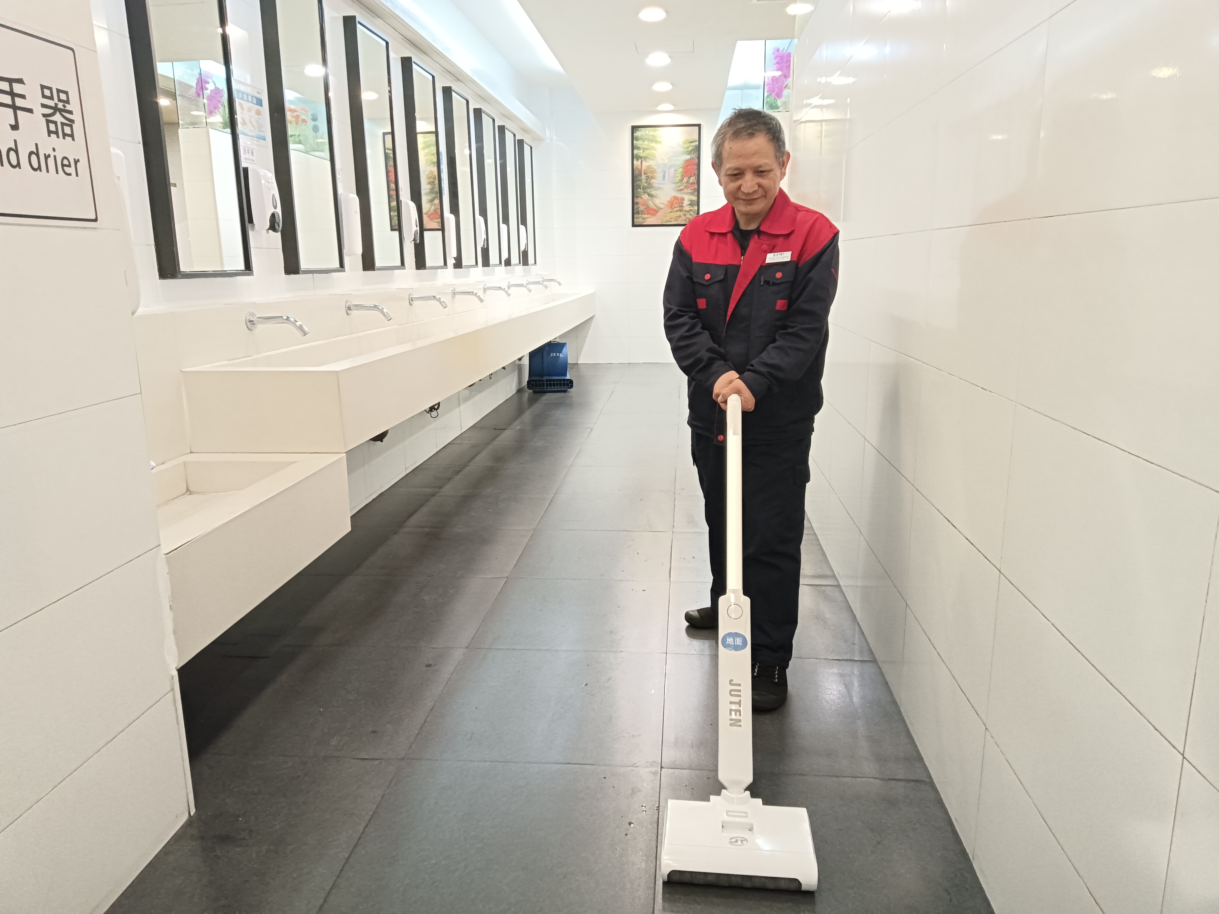 1709901484360009018.jpg 保洁使用无线电动拖把.jpg